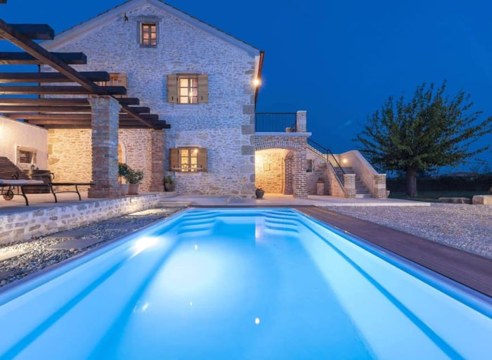 Oświetlony basen poliestrowy